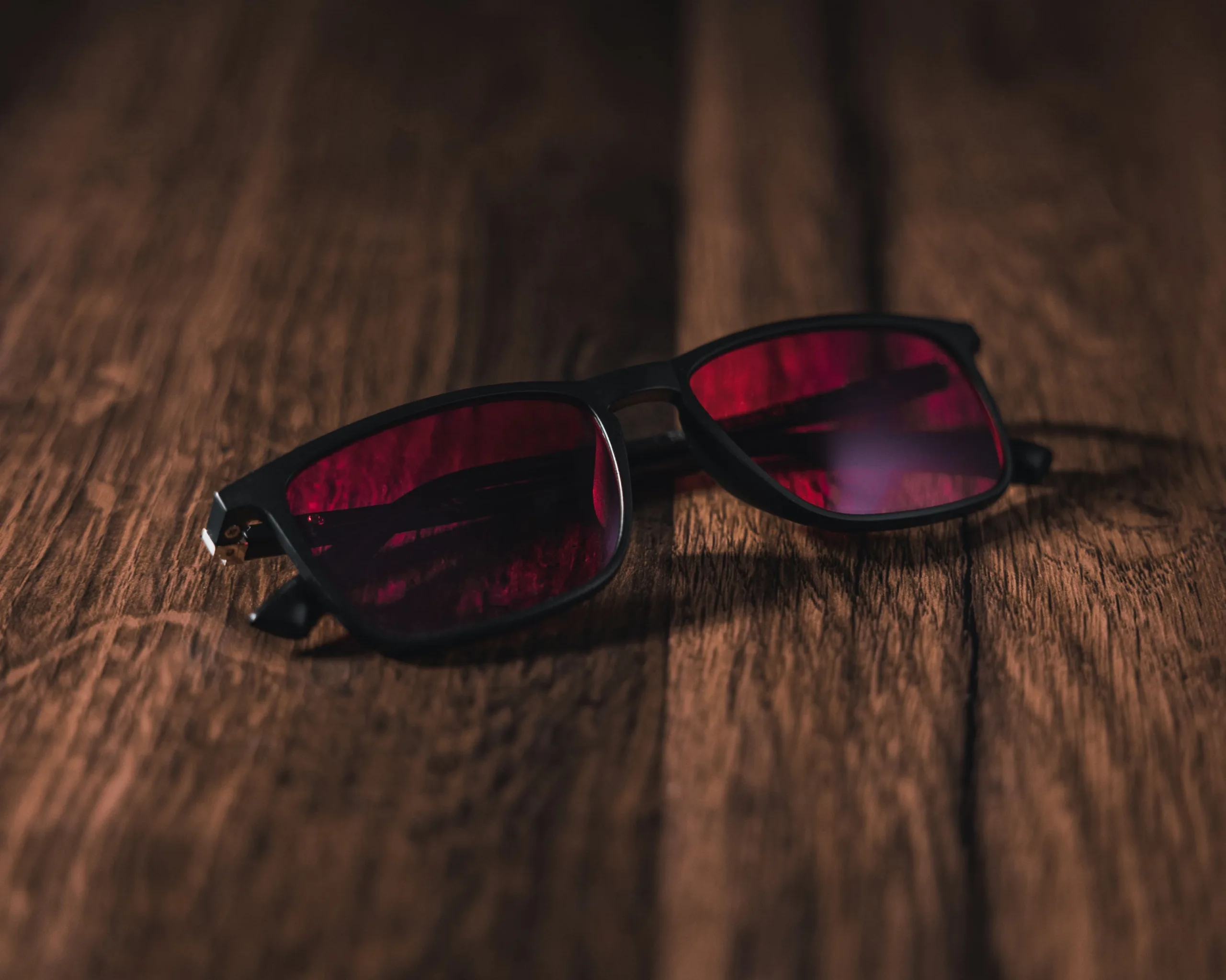 Blaulichtfilter Brille mit roten Gläsern für den Abend