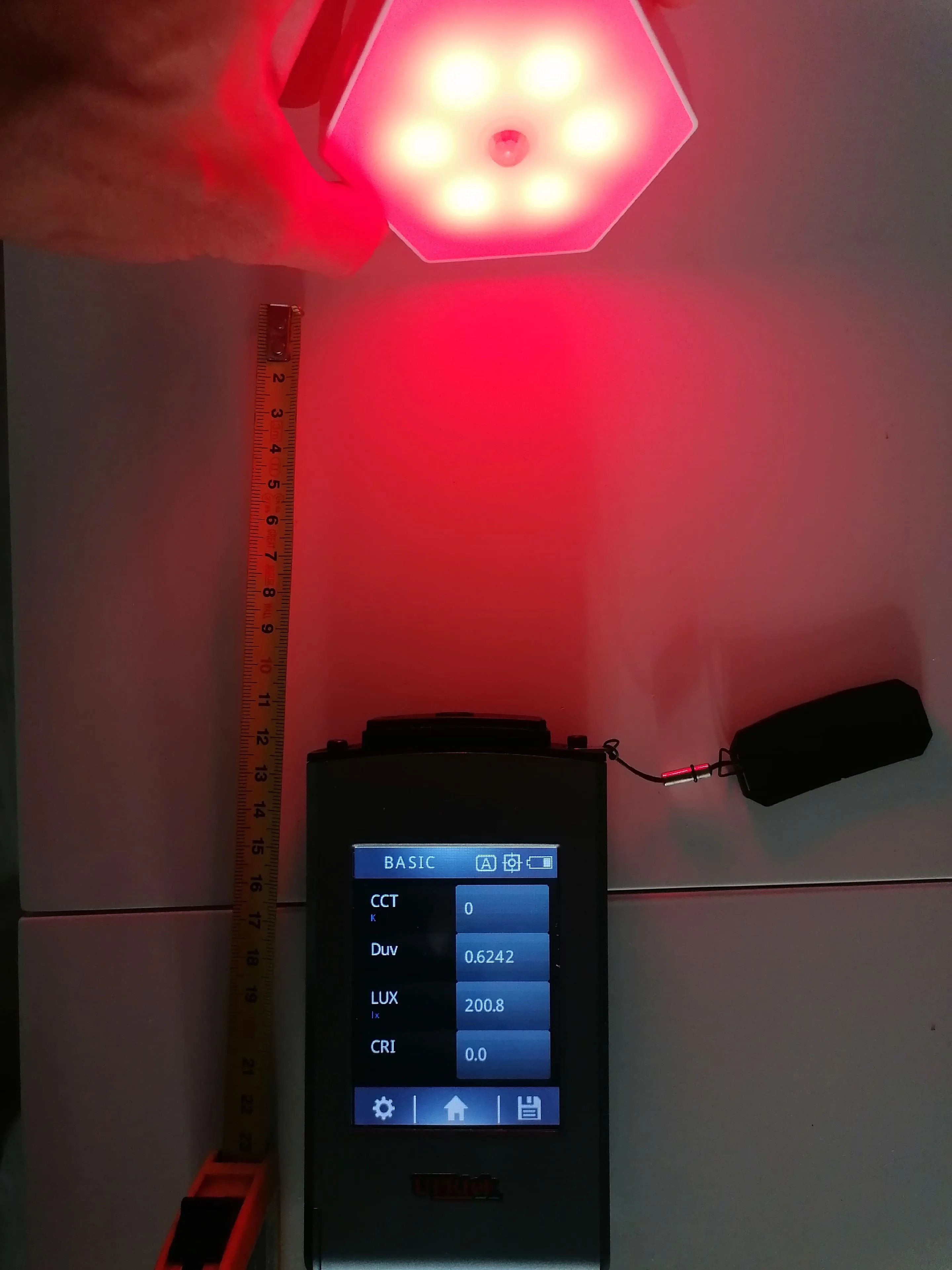 Rotes Nachtlicht Mitochondriak® mit Bewegungssensor im Betrieb, Messung des Lichtspektrums mit einem Spektrometer