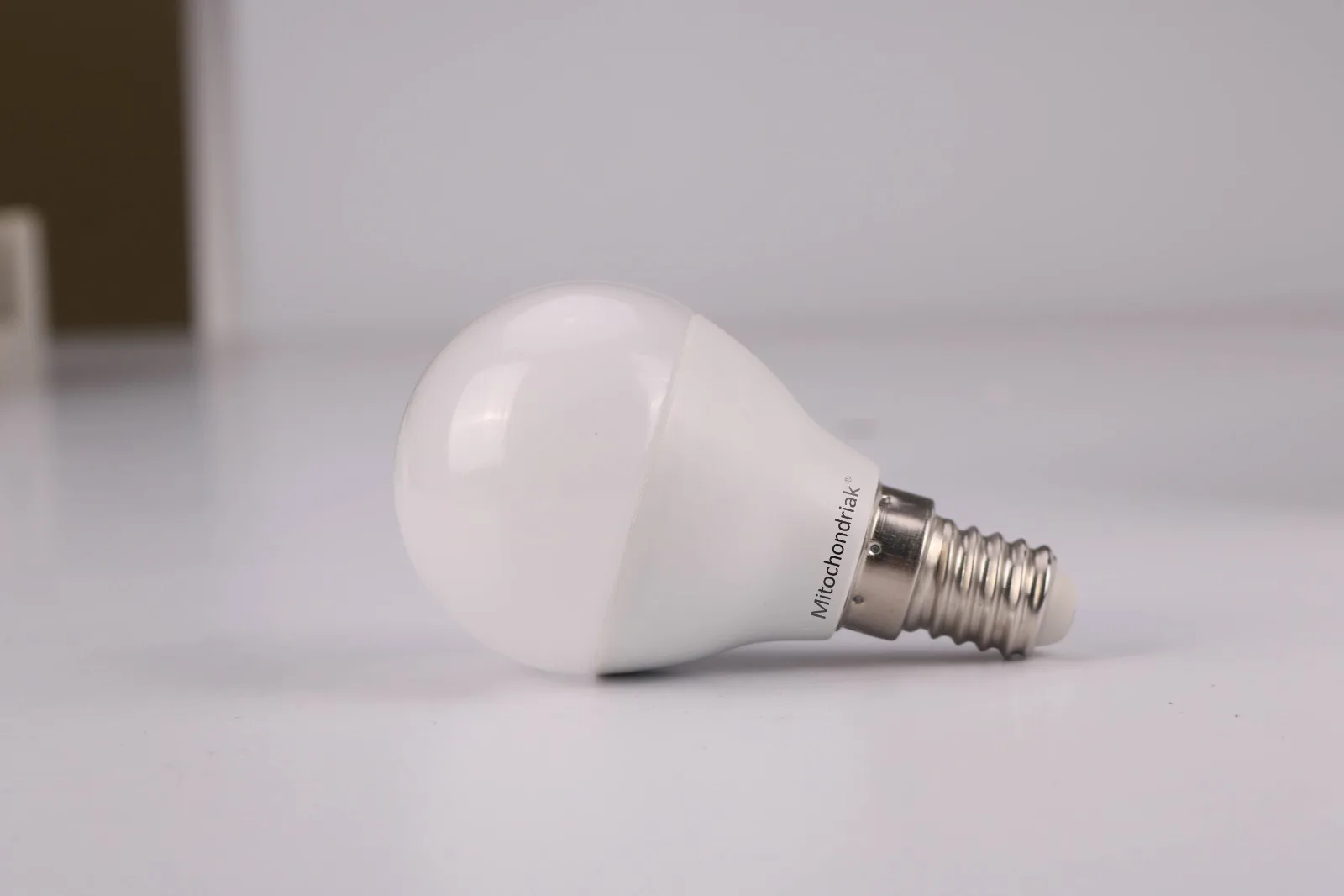 Rote Abendlampe Mitochondriak® E14 in einer Leuchte, warmes rotes Licht am Abend